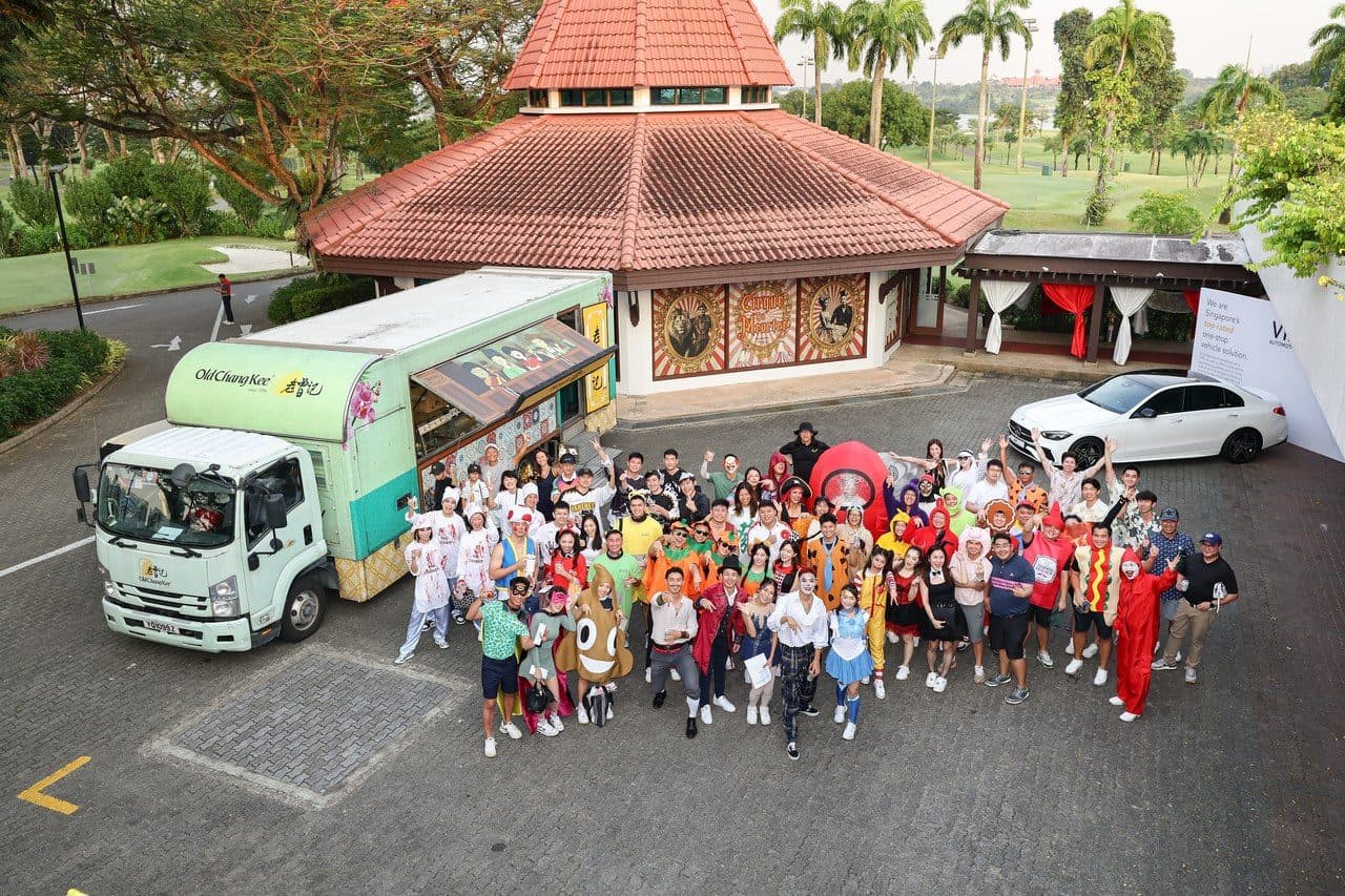 The whole field gathered for a group photo before tee off