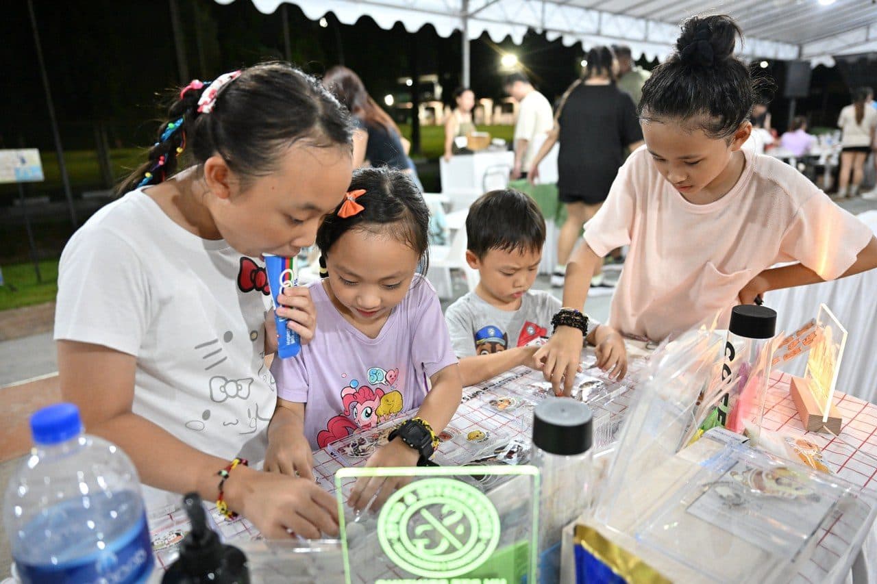 Children at the craft table on a family golf day